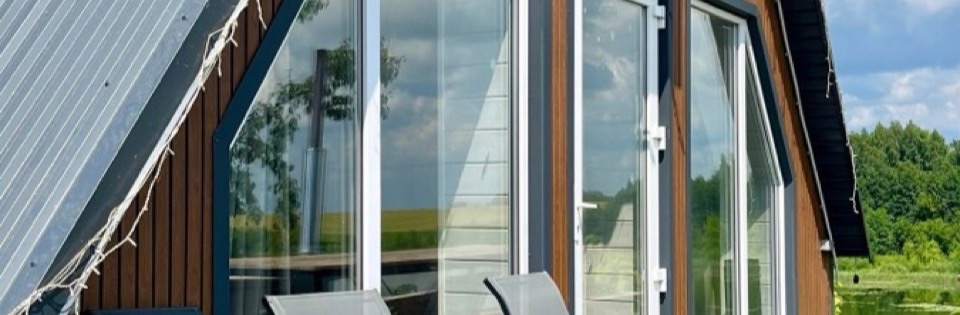 Терраса A-frame дома с креслами и столиком