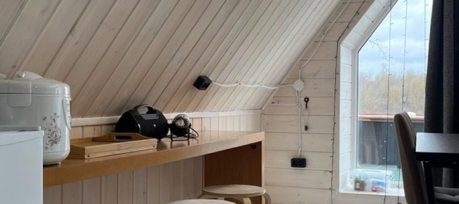 Кухня-гостиная на мансарде A-frame дома